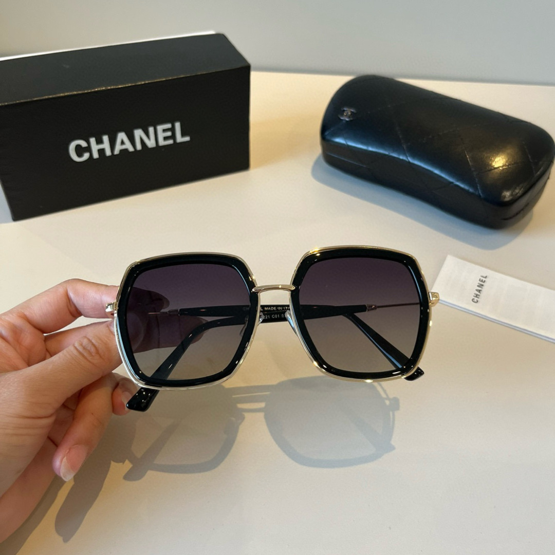💰125¥
CHANEL香奈儿太阳镜🕶️众多明星同款[色]香奈儿‼️‼️新款大框墨镜 ，🌈🌈宝丽来超清太阳镜