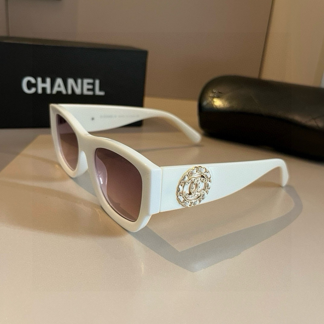 💰批130¥
Chanel香奈儿太阳镜，真是爱了爱了，上脸那气场拿捏的死死,巨显脸小，眼镜大单一点也不重，镜腿幅度设计的刚刚好，佩戴轻盈舒适！