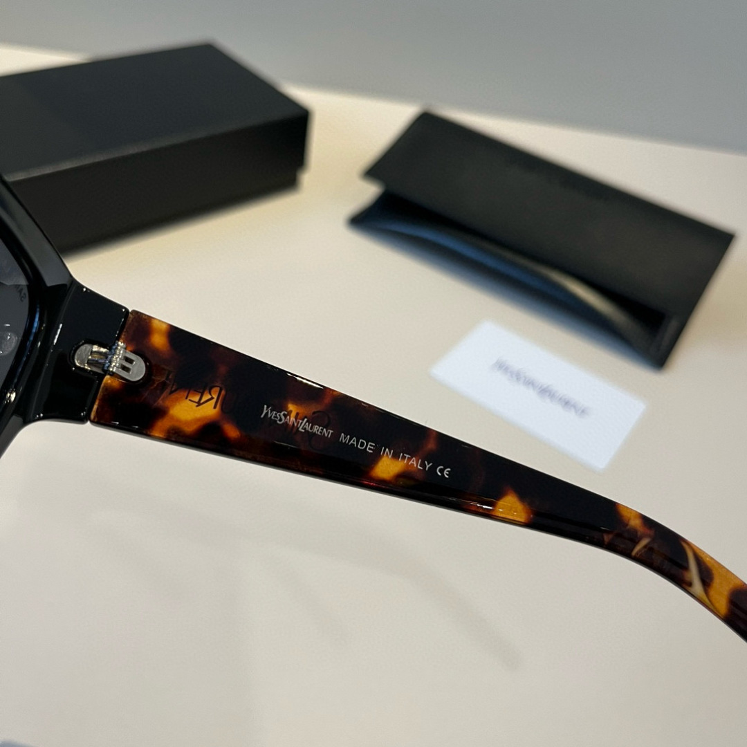 Saint Laurent’s Elegant Black Narrow Frame Sunglasses with Retro Mirror Legs - 图片 7