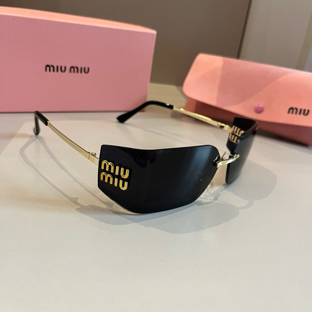 ¥ MIUMIU女孩新色来啦~ 想焊在脸上的墨镜 硬货不怕迟到~历经几个月ZP开模打造 任何细节完美复刻,官网无色差对比