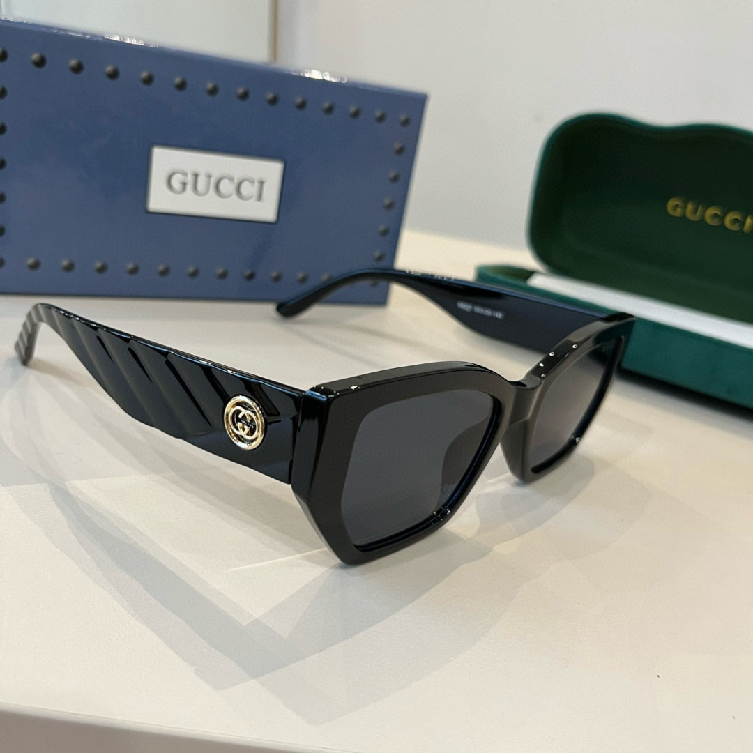 NO:364444,Gucci sunglasses. Summer is here, sunglasses are essential for going out every day. But girls with small faces always feel that their faces are covered. You can try this Gucci model, flat round and narrow frame, Asian version design, height-enhancing integrated nose pad, not easy to slide down glasses, sunglasses, glasses, gucci19860909Gucci太阳墨镜 夏天来了,太阳镜每日出门必备 但是小脸女生的戴别的总觉得脸都被遮完了 大可试试 Gucci这一款喏 扁圆窄框 亚洲版设计增高一体鼻托 不容易下滑眼镜墨镜太阳镜,眼镜,gucci,glasses