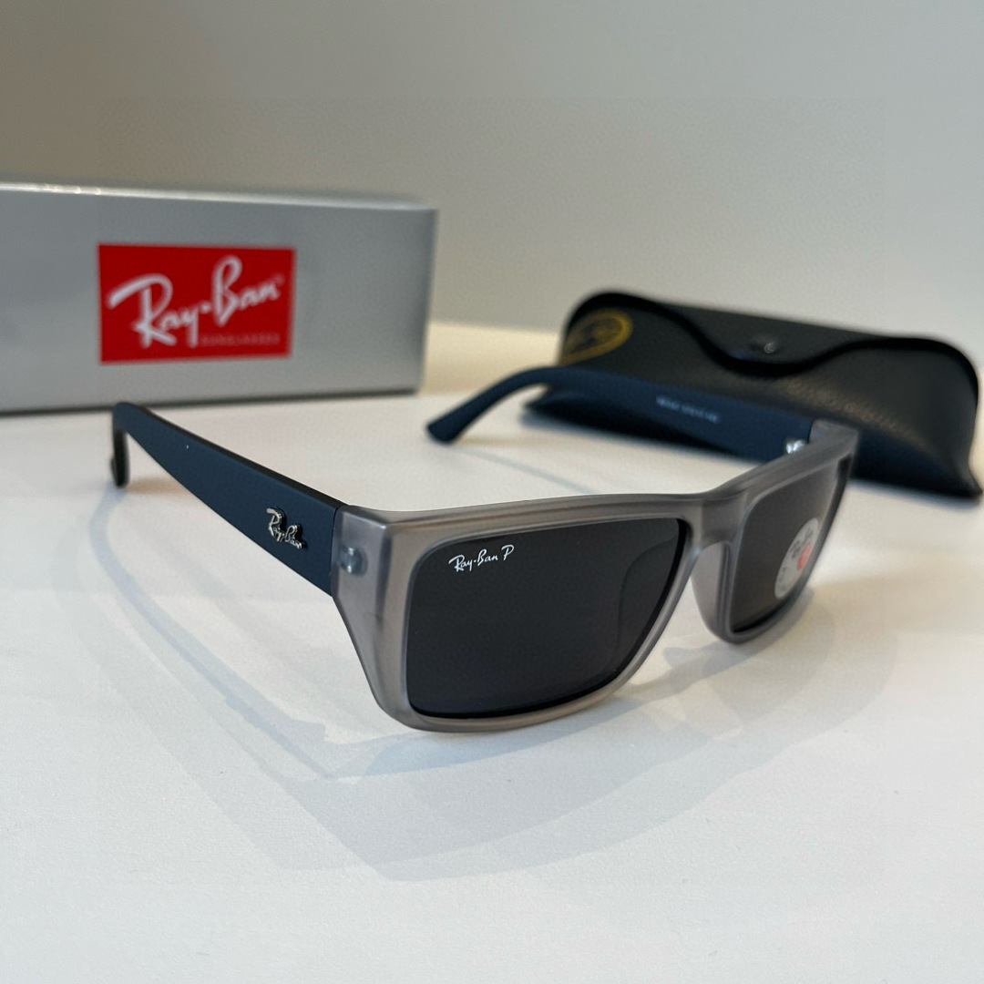 NO:364479,RB1541 RayBan is one of the symbols of the US Air Force. It is highly sought after by major stars and has always led the world trend vane. Its style and endless inspiration have been innovating and never surpassed. This sunglasses not only have high performance and comfort, but also has a high recognition teardrop-like lens that fully demonstrates the tough and handsome, heroic and cool style. High-definition lenses have high impact and wear resistance, making it difficult not to love glasses, sunglasses, glasses19860909RB1541 雷朋(RayBan) 作为美国空军的标志之一,深受各大明星追捧始终引领世界潮流风向标,永不落时的风格、永无止境的灵感,一直在创新,从未被超越. 此款太阳镜不仅具有高性能和舒适度,高辨识度的泪滴状镜片更充分展现硬朗帅气,英姿飒爽的酷感型格.高清晰度镜片具有很高的冲击性和耐磨性,让人很难不爱眼镜墨镜太阳镜,眼镜,glasses