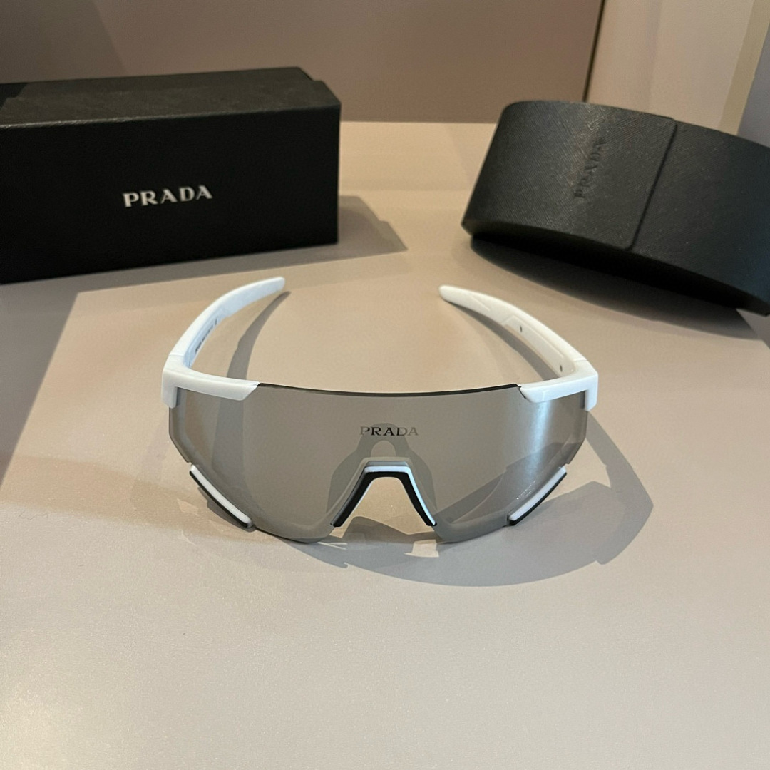 Prada SPS 04W Sunglasses: Stylish Protection for Sun and Sports. - 图片 1