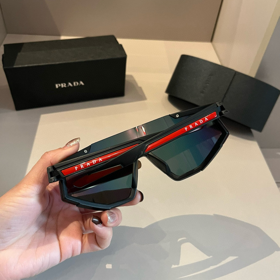Prada SPS 04W Sunglasses: Stylish Protection for Active Summer Fun - 图片 6