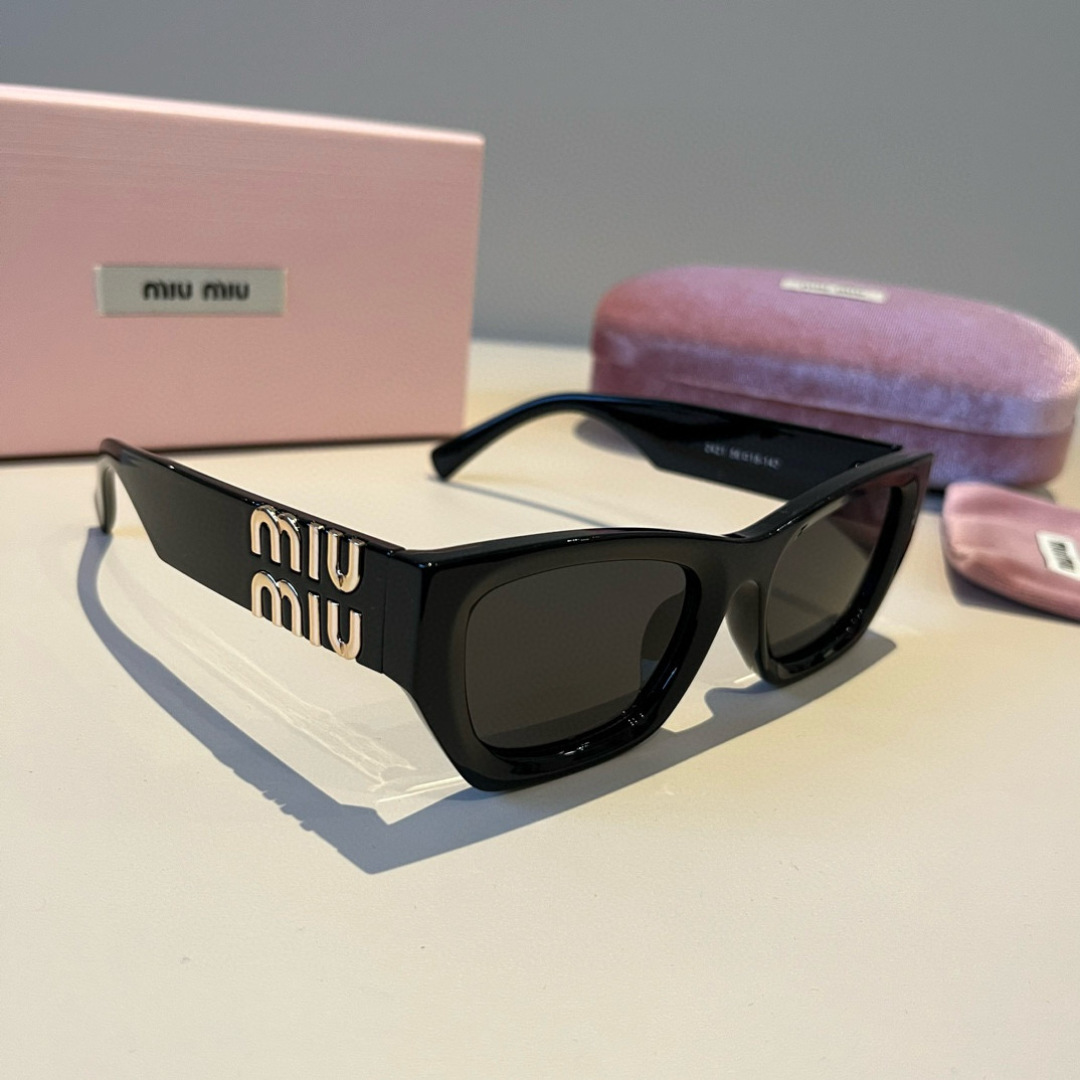 Солнцезащитные очки Miu Miu чёрные