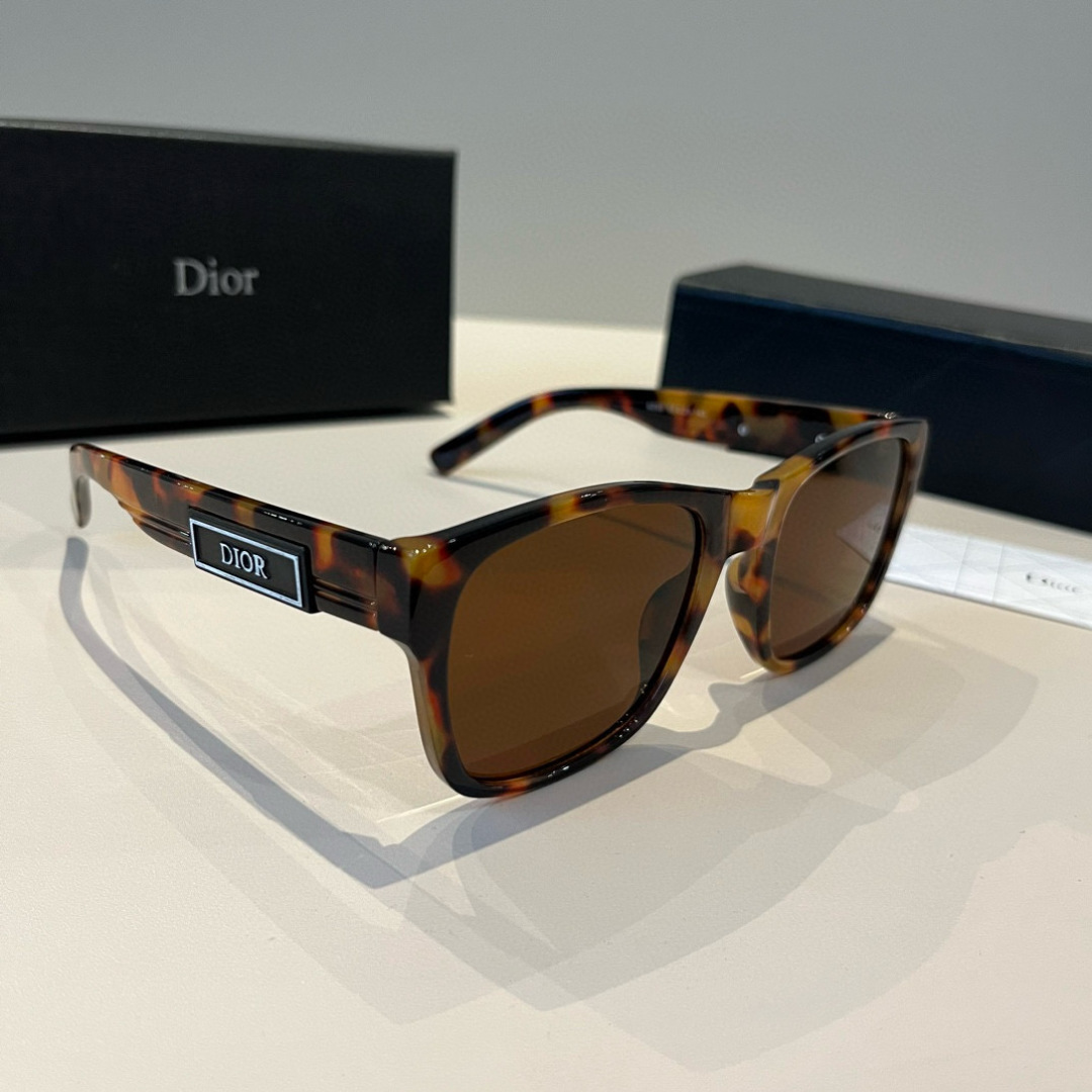 NO:365865,Dior Dior is a must-have item for travel season. The casual spirit of the Dior Men series' iconic sneakers of the same name pays tribute to the temples with reliefs. Dior logo, adding vitality to glasses, sunglasses, sunglasses, glasses, dior, dior, sneakers19860909Dior迪奥 出游季必备单品一向Dior Men系列标志性的同名运动鞋的休闲精神致敬镜腿饰有浮雕 Dior标志、增加了活力感眼镜墨镜太阳镜,眼镜,dior,dior,sneakers,glasses