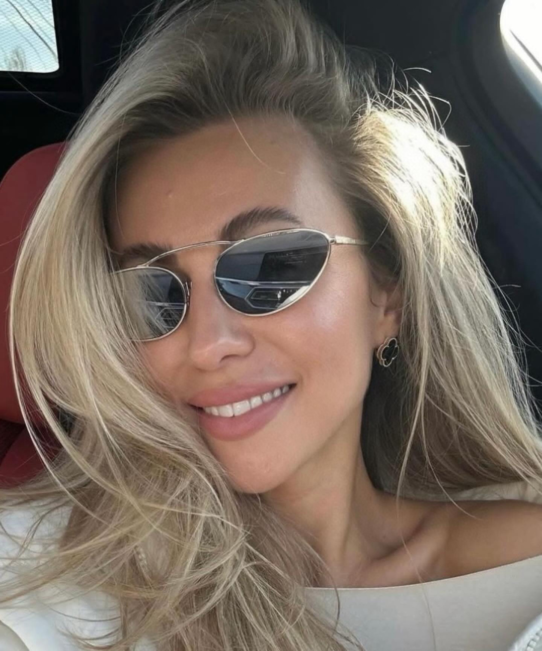 NO:365895,Saint Laurent YSL cat-eye sunglasses is a trendy must-have. In the hot summer, how can this new style of Hong Kong style beam cat-eye sunglasses? The gold-gray lenses are not only fashionable and versatile, but can be easily controlled no matter what style! Moreover, the lens materials of this sunglasses are universal. Whether you are a boy or a girl, you can find a size that suits you! Whether it is daily street photography or cross-border street photography, this sunglasses can make you the focus, and the slimming effect is even more amazing! Come and experience the fashion charm brought by this sunglasses! Glasses, sunglasses, sunglasses, saint laurent, saint laurent19860909圣罗兰ysl猫眼太阳镜一潮流必备 夏日炎炎,怎能少了这款港风梁猫眼太阳镜新款金属欧美ins潮墨镜呢? 金灰色的镜片不仅时髦又百搭,无论什么风格都能轻松驾驭! 而且,这款太阳镜的镜片材质通用,不管你是男生还是女生,都能找到适合自己的尺寸哦!无论是日常出街还是跨境街拍,这幅太阳镜都能让你成为焦点,显瘦效果更是一绝! 快来一起感受这款太阳镜带来的时尚魅力吧!眼镜墨镜太阳镜,眼镜,saint laurent,saint laurent,glasses