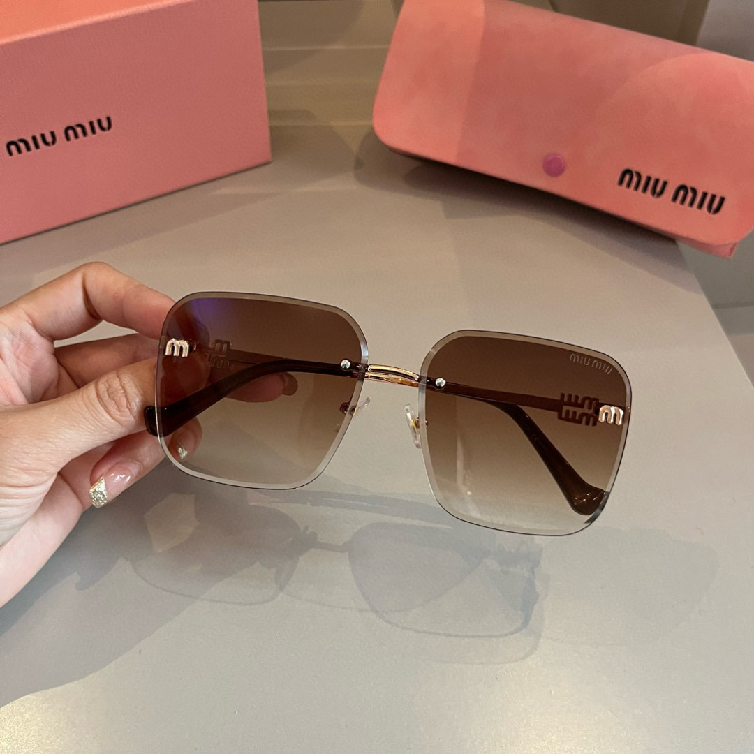 “High-Sensored UV-Proof Sunglasses for Women Driving: Mumumiu’s Latest Collection” - 图片 4