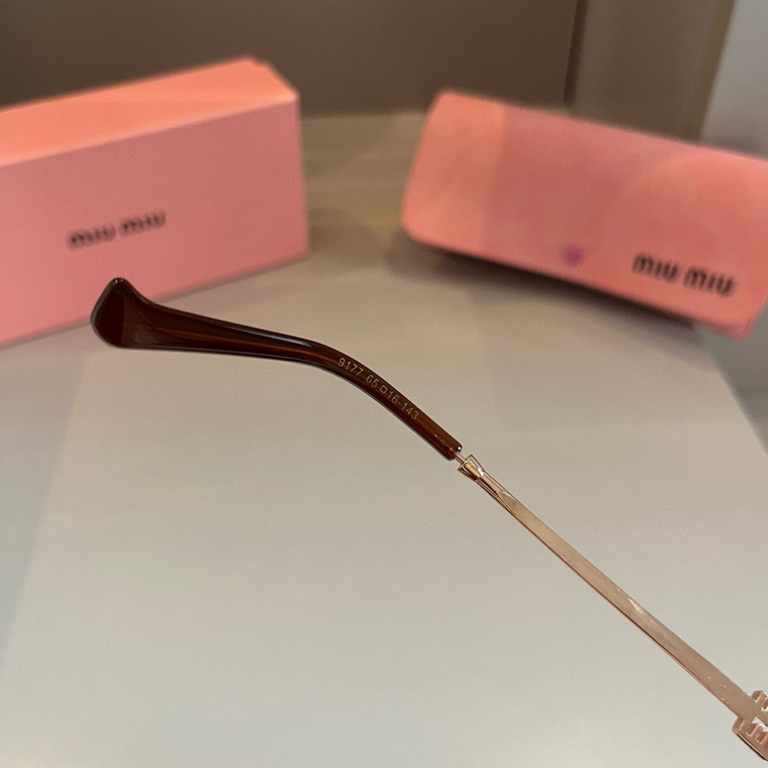 “High-Sensored UV-Proof Sunglasses for Women Driving: Mumumiu’s Latest Collection” - 图片 9