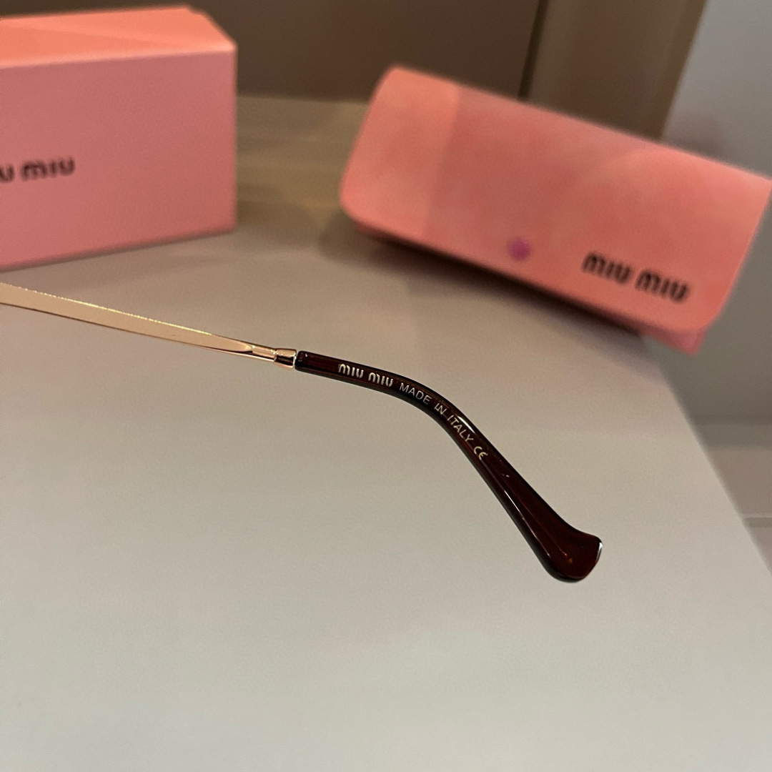 “High-Sensored UV-Proof Sunglasses for Women Driving: Mumumiu’s Latest Collection” - 图片 8