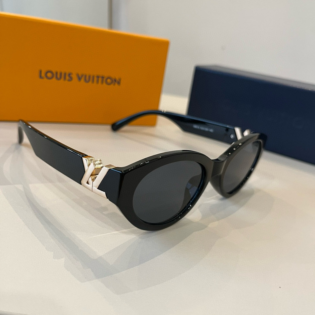NO:367199,Lv Louis Vuitton is here in summer, sunglasses are essential for going out every day, but girls with small faces always feel that their faces are covered with other faces. You can try it. Flat round narrow frame. Asian version design heightened integrated nose pad. It is not easy to slide down glasses. Sunglasses, sunglasses, glasses, louis vuitton, louis vuitton19860909Lv路易威登夏天来了,太阳镜每日出门必备 但是小脸女生的戴别的总觉得脸都被遮完了 大可试试 扁圆窄框 亚洲版设计增高一体鼻托 不容易下滑眼镜墨镜太阳镜,眼镜,louis vuitton,louis vuitton,glasses