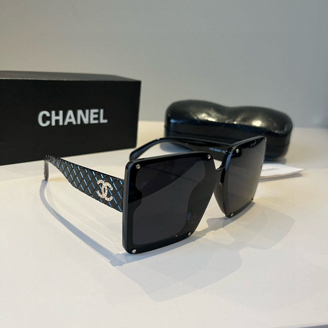 Солнцезащитные очки Chanel с квадратной оправой и декором
