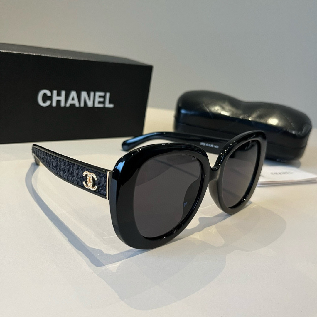 Солнцезащитные очки Chanel