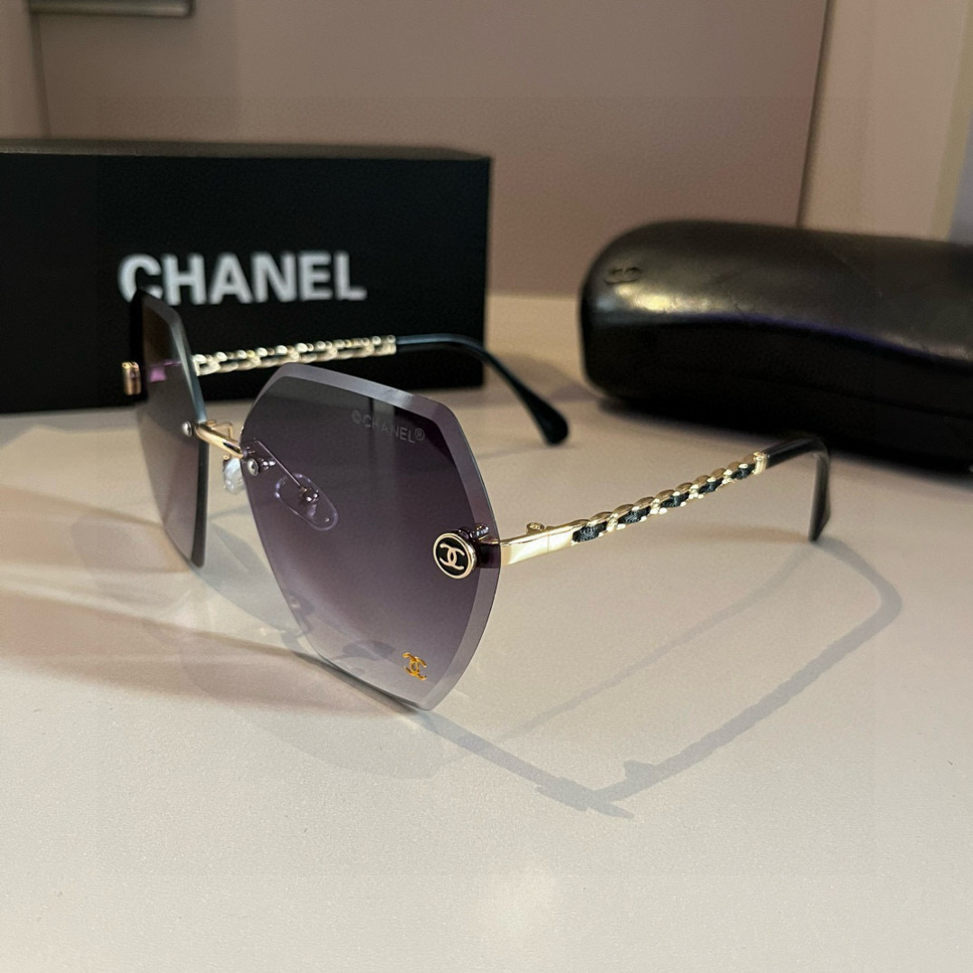 Солнцезащитные очки в стиле Chanel, черные с золотым декором