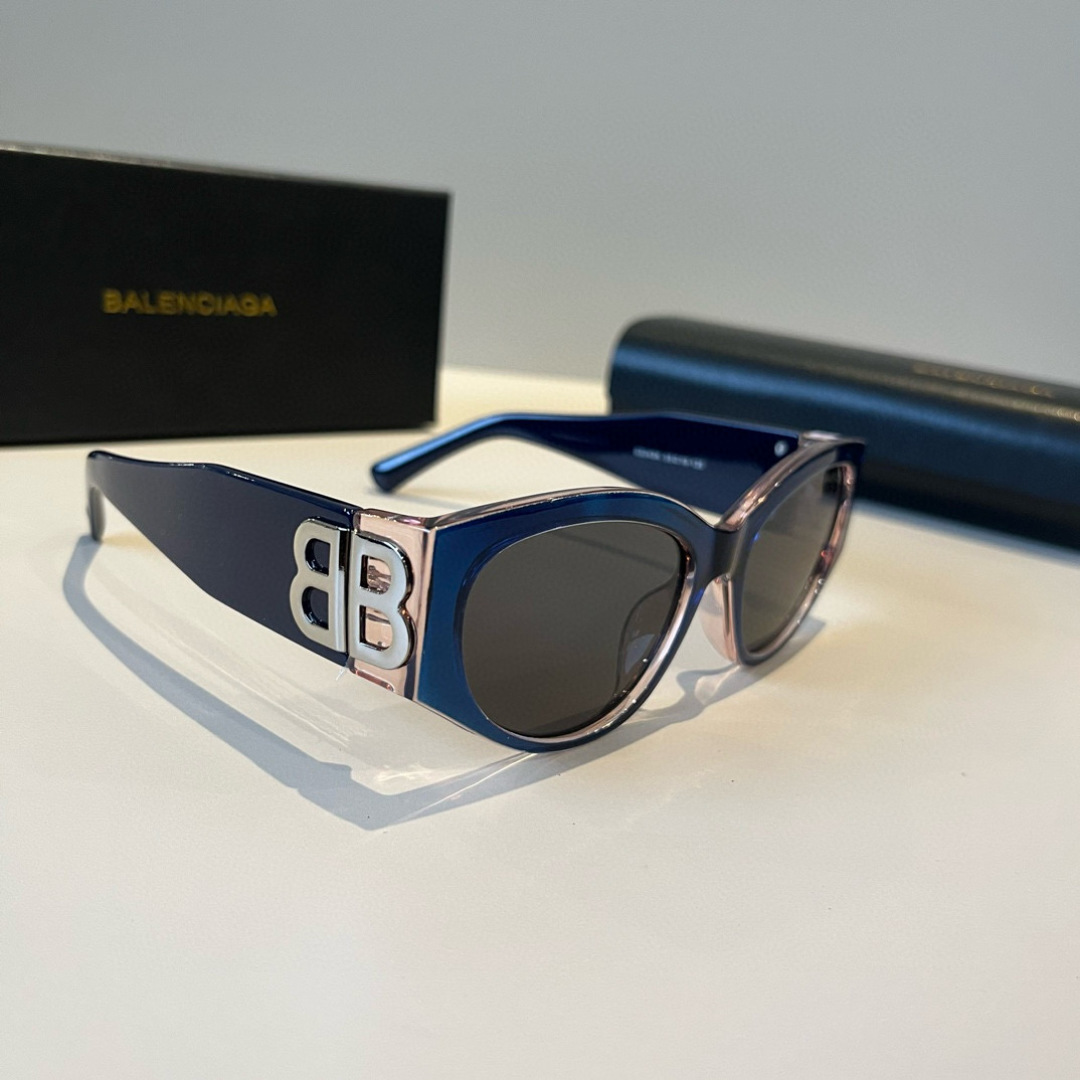 NO:368341,balenciaga Balenciaga You are the only one with female celebrities. This pair of BALENCIAGA sunglasses is really cool~ Many fashion bloggers and internet celebrities have the same black and gold color combination, and they are all high-end. They are OK with any clothes. The double blog on the side is a big feature. The retro flat frame and leaf shape are worn on the shape of female celebrities in seconds. And! Very light! It is very comfortable to wear glasses, sunglasses, glasses, balenciaga, balenciaga, balenciaga19860909balenciaga 巴黎世家 你和女明星只差这副BALENCIAGA墨镜 这副真的太酷啦~ 好多时尚博主和网红的同款黑金配色一整个高级住了搭配任何衣服都ok 侧面的双Blogo是一大特点复古扁框叶形戴上秒变女明星而且!非常的轻!佩戴很舒服哦眼镜墨镜太阳镜,眼镜,balenciaga,balenciaga,glasses