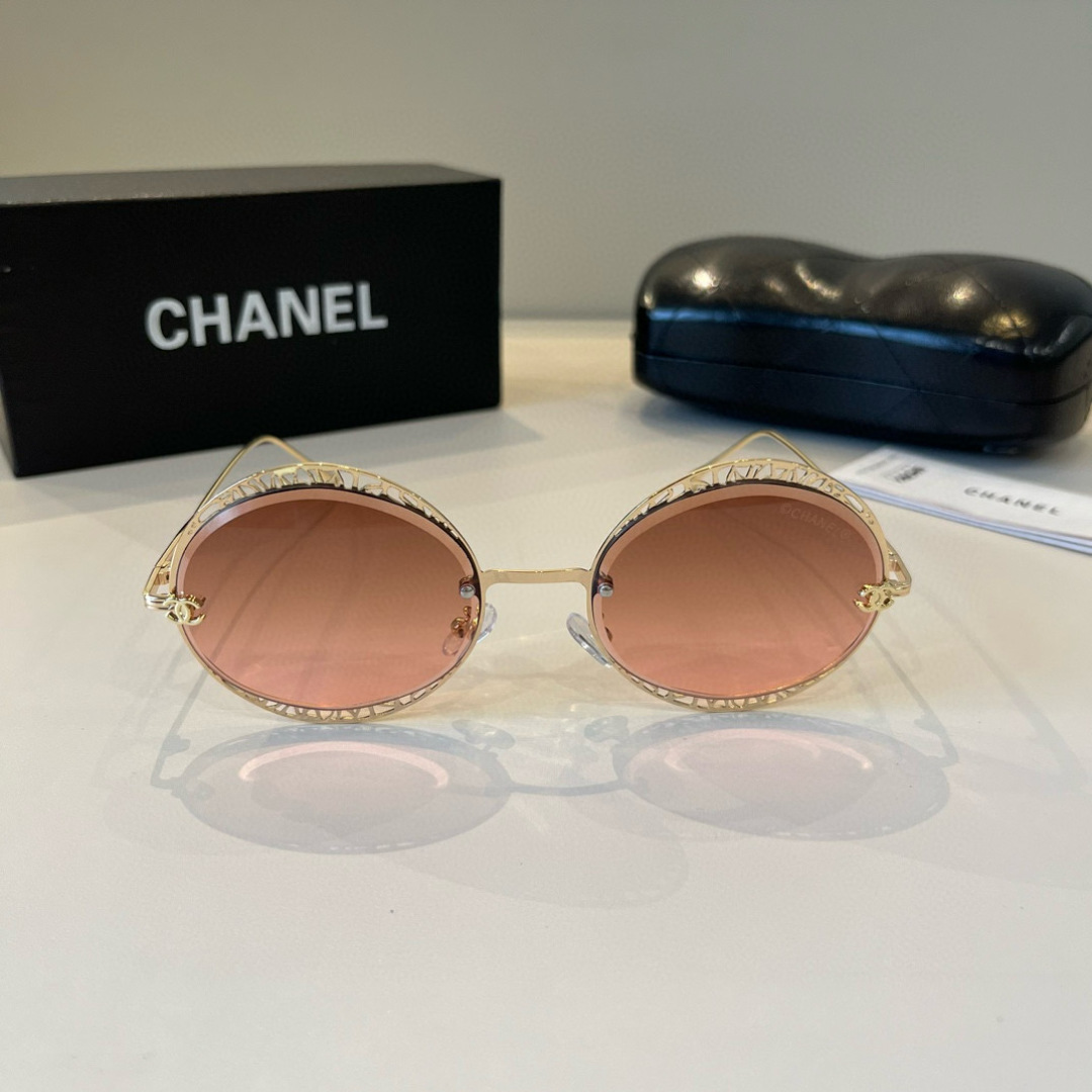 Солнцезащитные очки Chanel с кристаллами