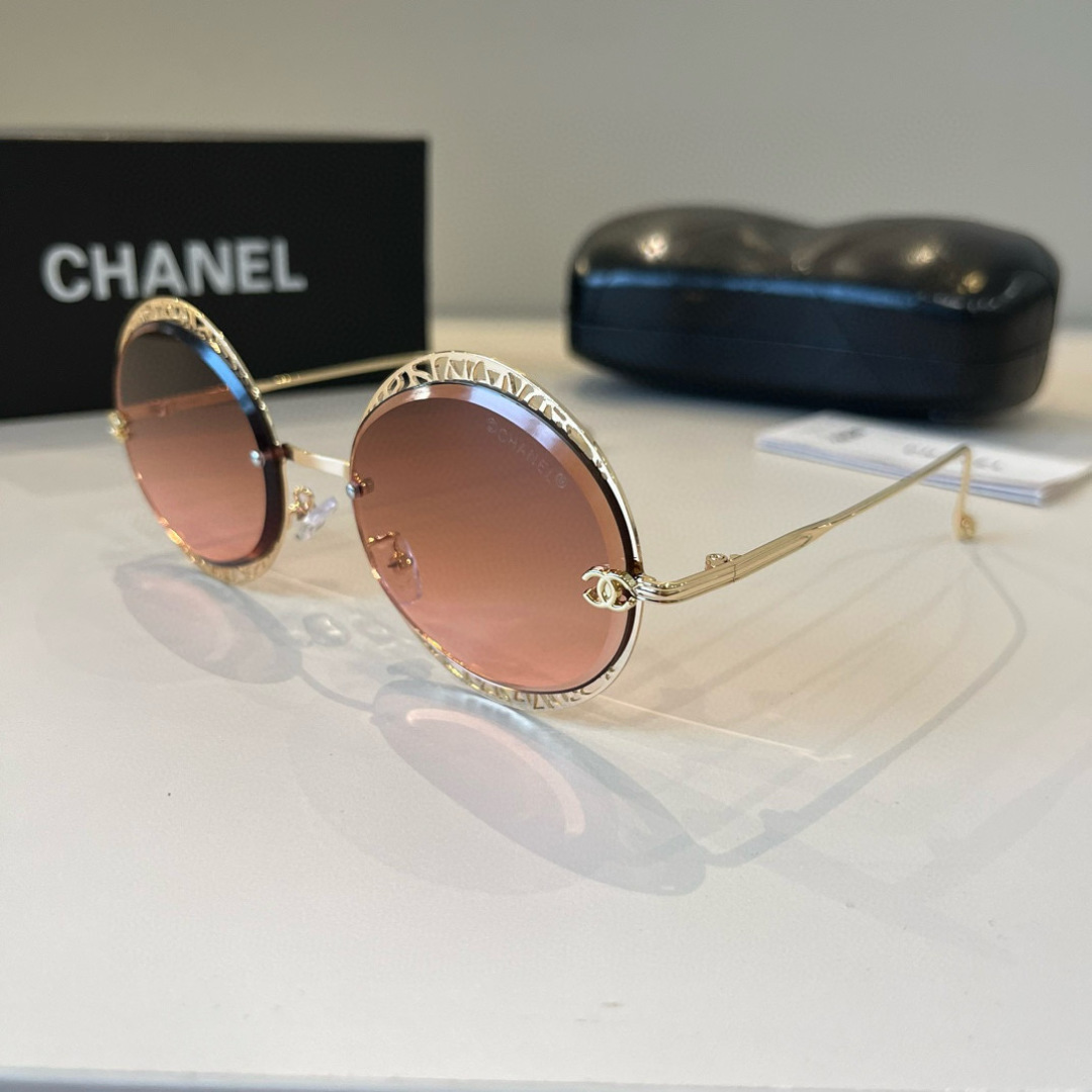 Солнцезащитные очки Chanel с кристаллами