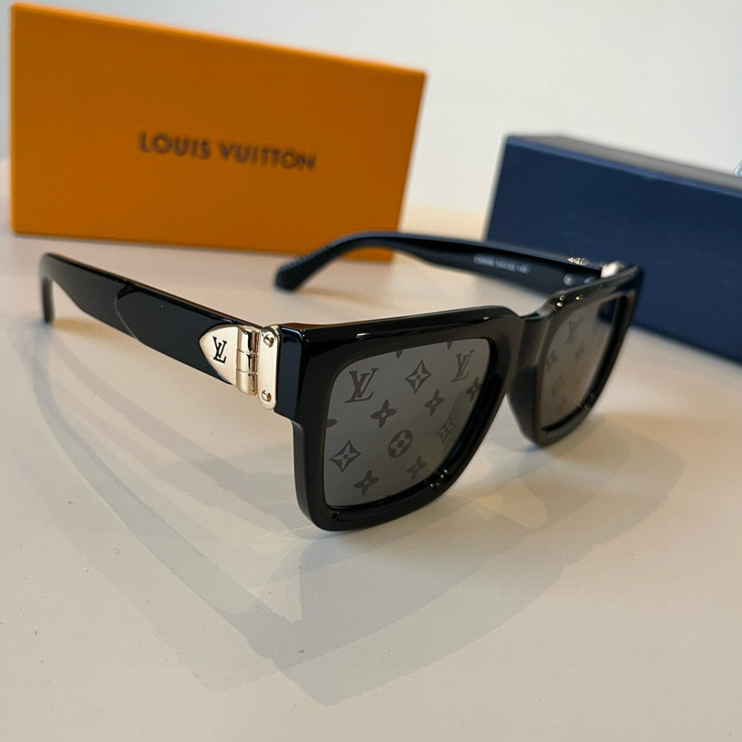 NO:369051,LV sunglasses The sunglasses look nice and look very generous on the face, and the face is small. The small print will not feel like a rustic nouveau riche. Both men and women can wear it. It is very fashionable. Glasses, louis vuitton19860909LV墨镜 墨镜好看上脸超大气显脸小,小满印不会有土气暴发户的感觉,男女都能带,很时髦,眼镜,louis vuitton,glasses