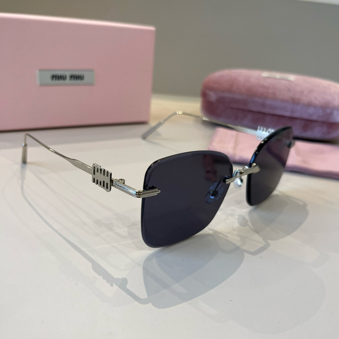 Солнцезащитные очки Miu Miu
