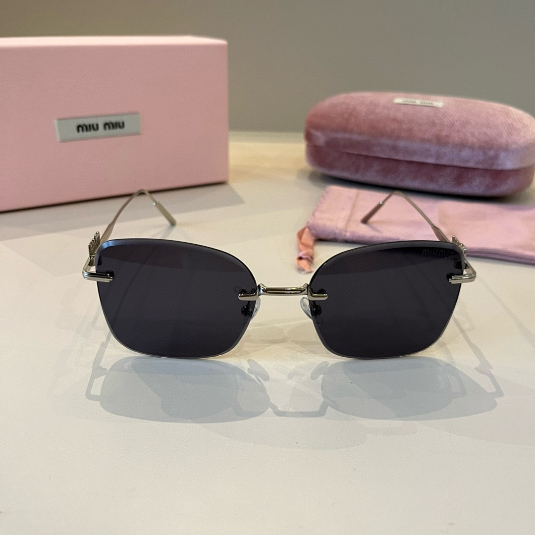 Солнцезащитные очки Miu Miu