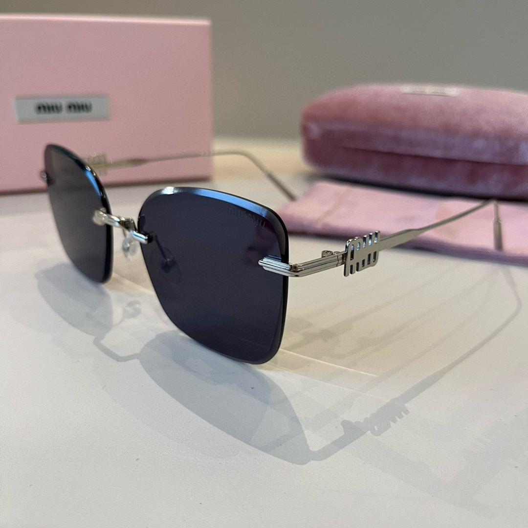 Солнцезащитные очки Miu Miu