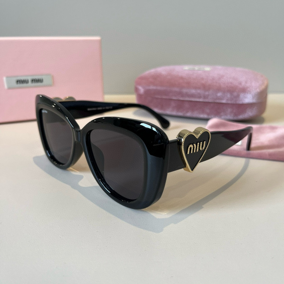 Солнцезащитные очки Miu Miu с сердечком
