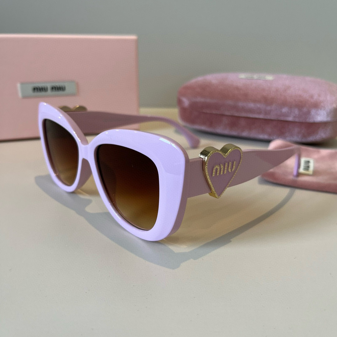 Солнцезащитные очки женские, розовые, декор в виде сердца Miu Miu
