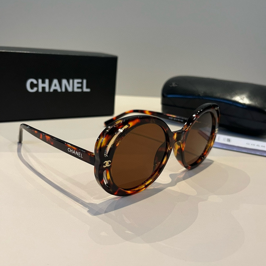 NO:371257,Chanel Chanel classic sunglasses light and super light export dressing essential glasses sunglasses sunglasses, glasses, chanel, chanel19860909Chanel香奈儿经典款太阳镜轻盈超轻 出口搭衣 必备眼镜墨镜太阳镜,眼镜,chanel,chanel,glasses
