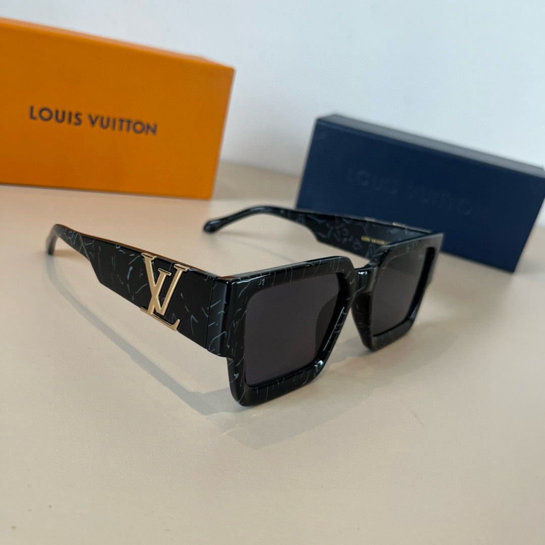 NO:371125,LV sunglasses Men's sunglasses Women's sunglasses are beautiful and look super atmospheric on the face, making the face look small, the small print will not feel like a rustic nouveau riche, both men and women can wear it, very fashionable #LV sunglasses sunglasses, glasses, louis vuitton19860909LV墨镜 男款墨镜女款墨镜好看上脸超大气显脸小,小满印不会有土气暴发户的感觉,男女都能带,很时髦 #LV墨镜眼镜墨镜太阳镜,眼镜,louis vuitton,glasses