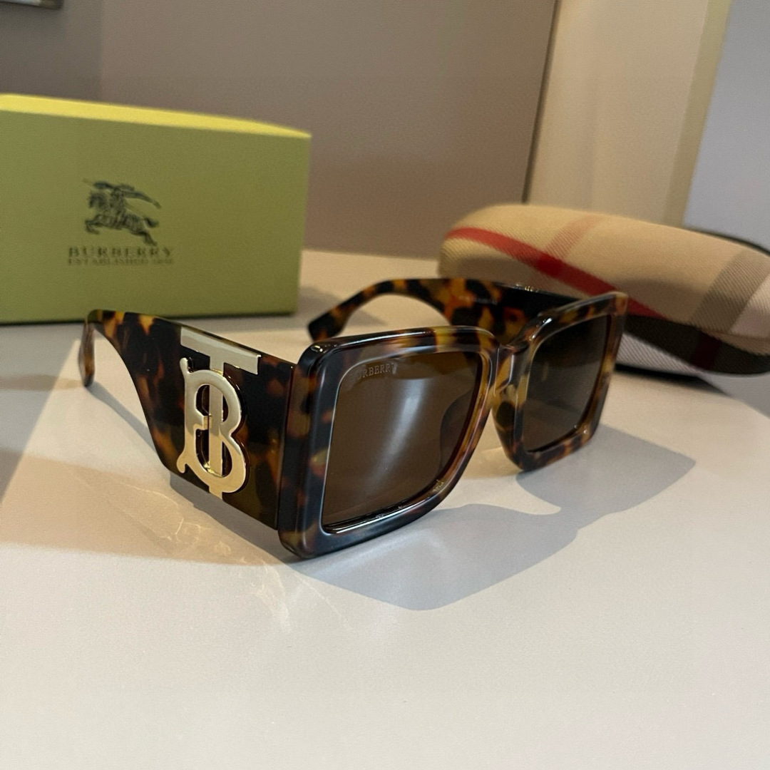 NO:371165,Burberry's new sunglasses must be used for traveling many celebrities. Sunglasses, glasses, sunglasses, sunglasses, glasses, burberry, burberry19860909Burberry巴宝莉新款太阳墨镜出行必众备多明星同款 太阳镜眼镜墨镜太阳镜,眼镜,burberry,burberry,glasses