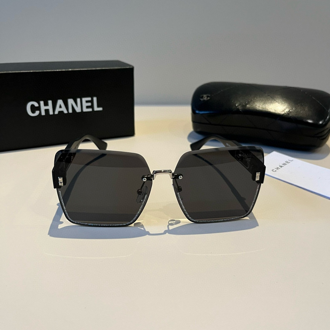 Солнцезащитные очки квадратной формы Chanel