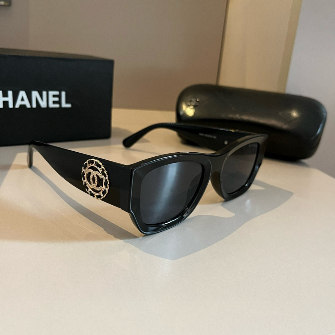 NO:372466,I love Chanel sunglasses, I really love it. The aura on my face is tightly grasped, the huge look shows that the face is small, the glasses are large and single, and the temples are just right in size, and they are light and comfortable to wear!  glasses sunglasses sunglasses, glasses, chanel, chanel19860909批 Chanel香奈儿太阳镜,真是爱了爱了,上脸那气场拿捏的死死,巨显脸小,眼镜大单一点也不重,镜腿幅度设计的刚刚好,佩戴轻盈舒适！眼镜墨镜太阳镜,眼镜,chanel,chanel,glasses