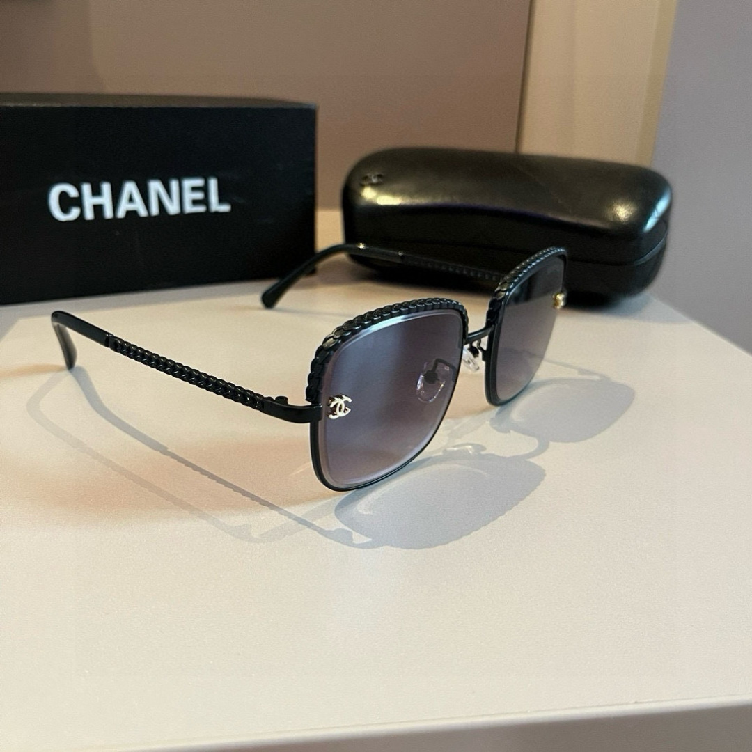 NO:372493,I love Chanel sunglasses. I really love it. The aura on my face is tightly grasped, the huge look shows that the face is small, the glasses are large and single, and the temples are just right in size, and they are light and comfortable to wear!  glasses sunglasses sunglasses, glasses, chanel, chanel19860909批 Chanel香奈儿太阳镜,真是爱了爱了,上脸那气场拿捏的死死,巨显脸小,眼镜大单一点也不重,镜腿幅度设计的刚刚好,佩戴轻盈舒适！眼镜墨镜太阳镜,眼镜,chanel,chanel,glasses