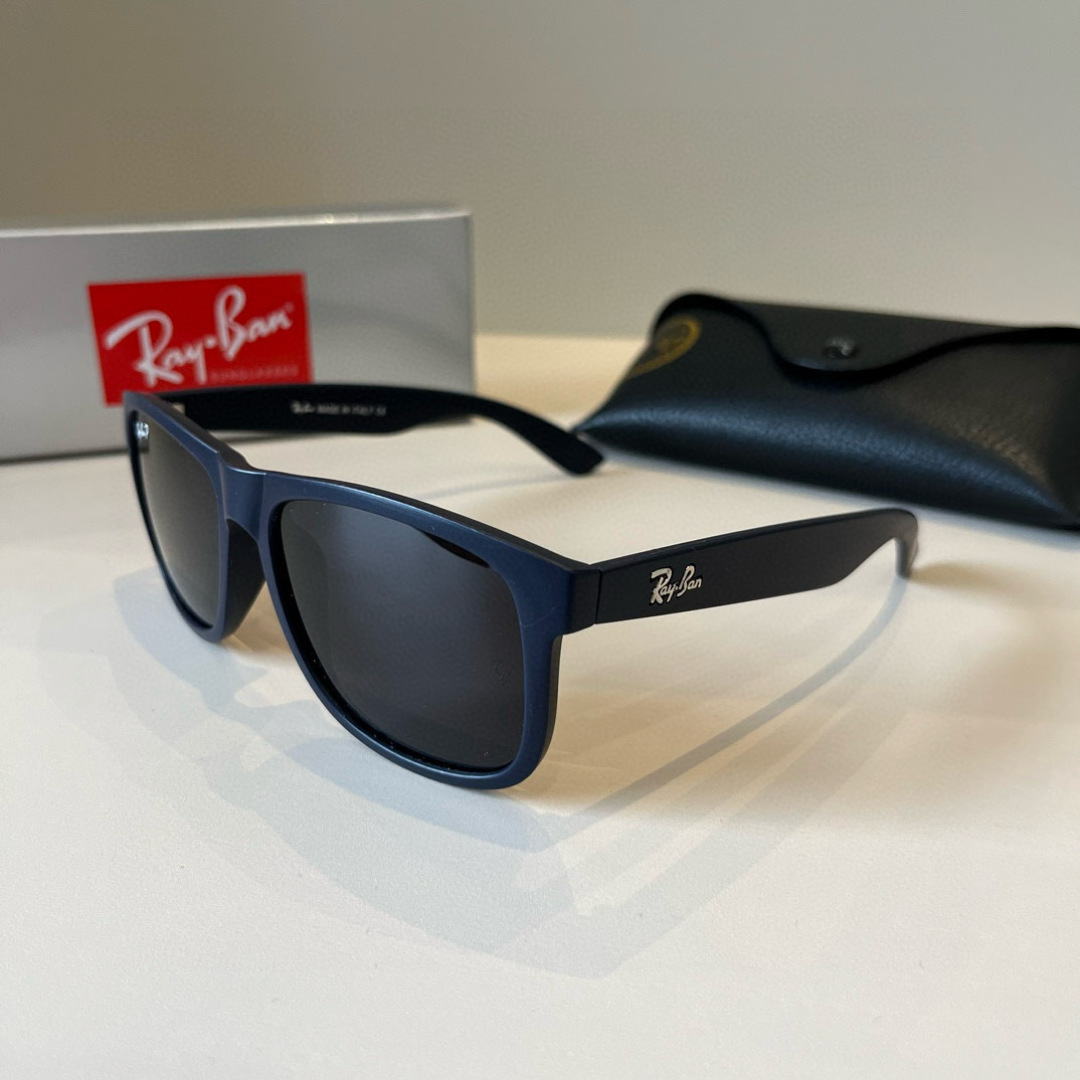 NO:372944,RB4165 RayBan is one of the symbols of the US Air Force. It is highly sought after by major stars and has always led the world trend vane. Its style and endless inspiration have been innovating and never surpassed. This sunglasses not only have high performance and comfort, but also has a high recognition teardrop-like lens that fully demonstrates the tough and handsome, heroic and cool style. High-definition lenses have high impact and wear resistance, making it difficult not to love glasses, sunglasses, glasses19860909RB4165 雷朋(RayBan) 作为美国空军的标志之一,深受各大明星追捧始终引领世界潮流风向标,永不落时的风格、永无止境的灵感,一直在创新,从未被超越. 此款太阳镜不仅具有高性能和舒适度,高辨识度的泪滴状镜片更充分展现硬朗帅气,英姿飒爽的酷感型格.高清晰度镜片具有很高的冲击性和耐磨性,让人很难不爱眼镜墨镜太阳镜,眼镜,glasses