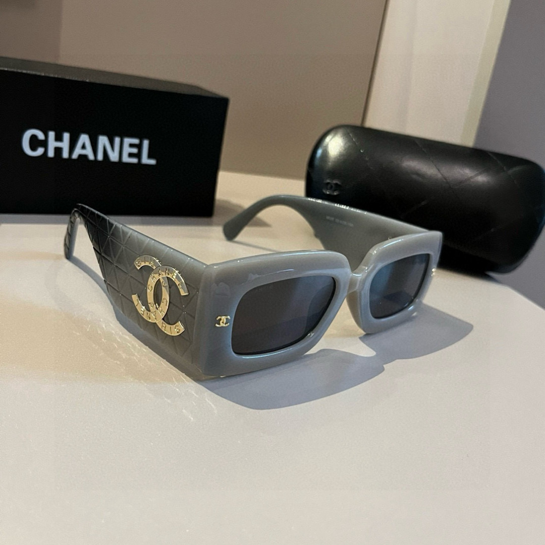 NO:374389,I love Chanel sunglasses, I really love it. The aura on my face is tightly grasped, the huge look shows that the face is small, the glasses are large and single, and the temples are just right in size, and they are light and comfortable to wear!  glasses sunglasses sunglasses, glasses, chanel, chanel19860909批 Chanel香奈儿太阳镜,真是爱了爱了,上脸那气场拿捏的死死,巨显脸小,眼镜大单一点也不重,镜腿幅度设计的刚刚好,佩戴轻盈舒适！眼镜墨镜太阳镜,眼镜,chanel,chanel,glasses