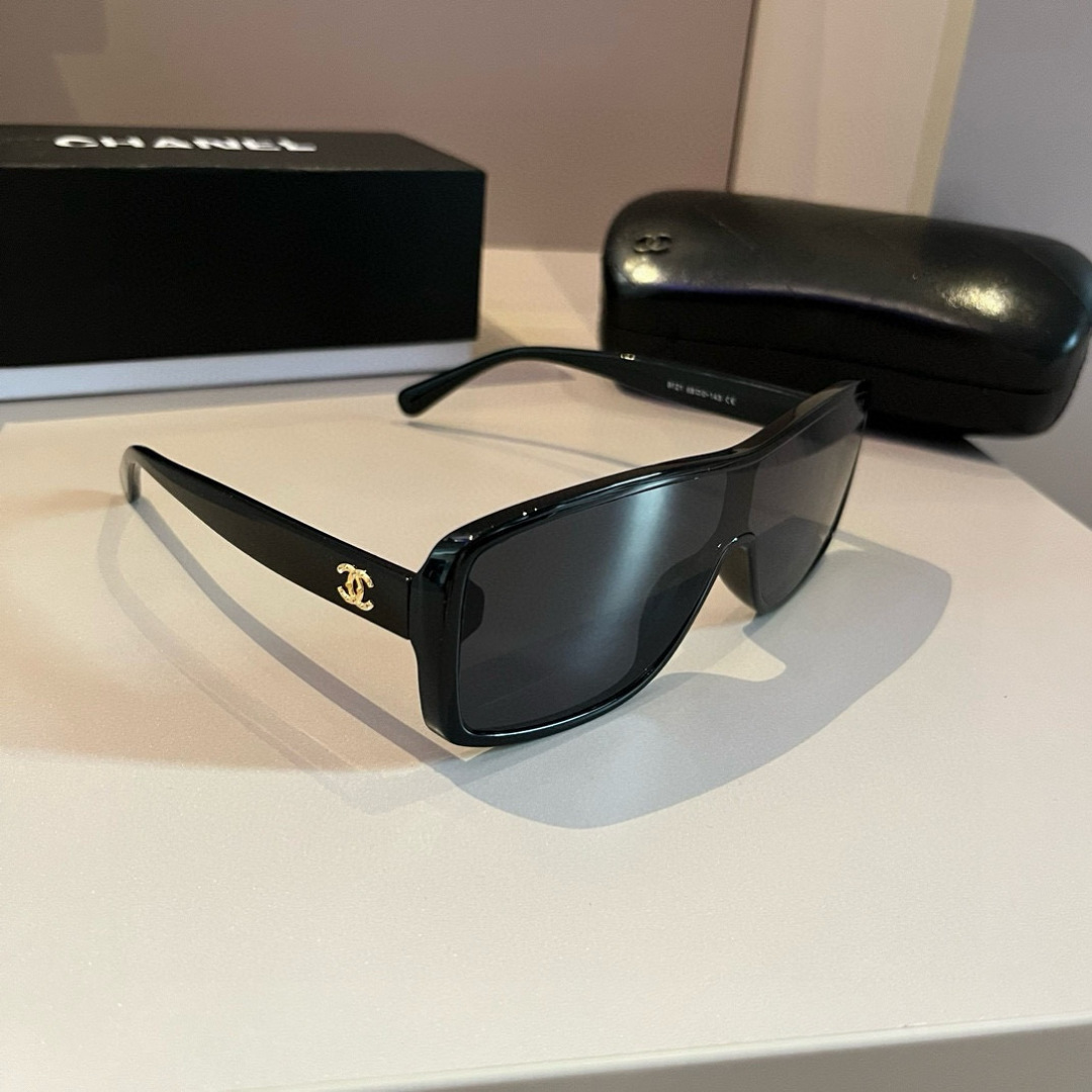 NO:374395,Chanel Chanel sunglasses, but the C position of the sunglasses in my heart has never been shaken, which completely hits my aesthetic point!!! Sisters, no matter if we have a big round face, diamond face, square face, high cheekbones, wear it and make you become a slap face girl immediately. And it is not as light as it is super light, and there is almost no weight bearing feeling. Not only sun protection, but also high-end versatile glasses, sunglasses, glasses, chanel, chanel19860909Chanel香奈儿墨镜千千万但我心中的墨镜c位从未动摇过 完全戳中我的审美点!!! 姐妹们不管咱是大圆脸菱形脸方形脸高颧骨 戴上它即刻让你化身巴掌脸girl 而且轻的不行超级的轻便感的噢 几乎没有啥负重感 不仅防晒还高级百搭眼镜墨镜太阳镜,眼镜,chanel,chanel,glasses