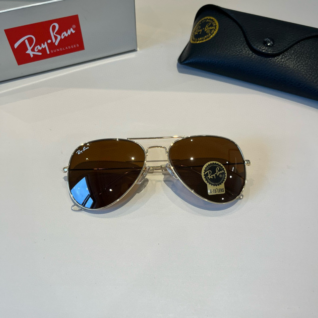 💰130¥
雷朋(RayBan)经典飞行镜系列
作为美国空军的标志之一,深受各大明星追捧始终引领世界潮流风向标,永不落时的风格、永无止境的灵感,一直在创新,从未被超越。
此款太阳镜不仅具有高性能和舒适度,高辨识度的泪滴状镜片更充分展现硬朗帅气,英姿飒爽的酷感型格。高清晰度镜片具有很高的冲击性和耐磨性,让人很难不爱