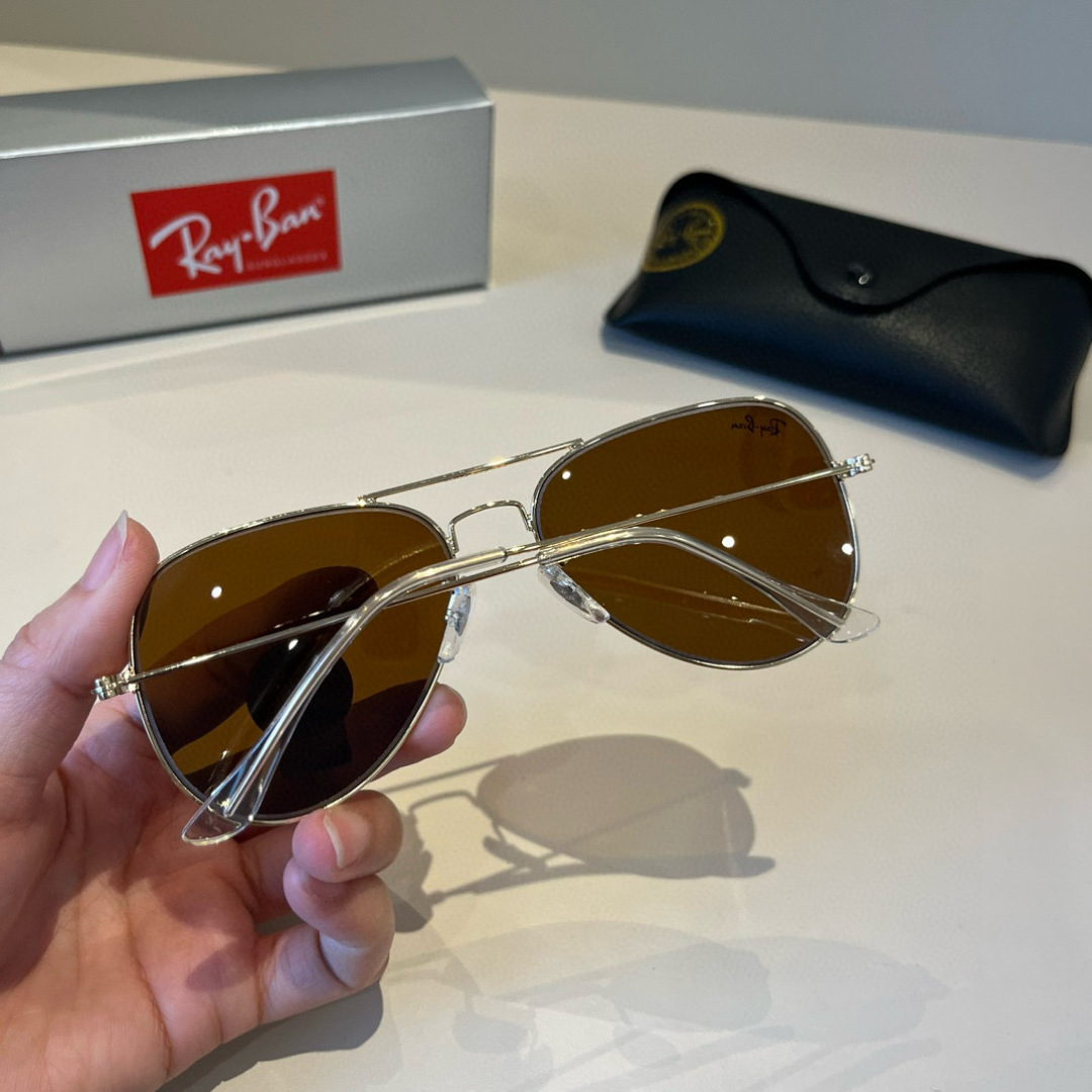 💰130¥
雷朋(RayBan)经典飞行镜系列
作为美国空军的标志之一,深受各大明星追捧始终引领世界潮流风向标,永不落时的风格、永无止境的灵感,一直在创新,从未被超越。
此款太阳镜不仅具有高性能和舒适度,高辨识度的泪滴状镜片更充分展现硬朗帅气,英姿飒爽的酷感型格。高清晰度镜片具有很高的冲击性和耐磨性,让人很难不爱