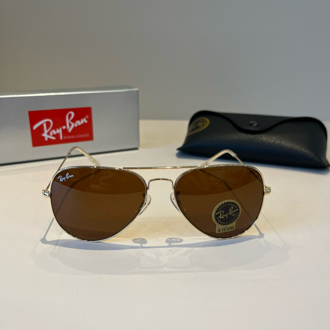 💰130¥
雷朋(RayBan)经典飞行镜系列
作为美国空军的标志之一,深受各大明星追捧始终引领世界潮流风向标,永不落时的风格、永无止境的灵感,一直在创新,从未被超越。
此款太阳镜不仅具有高性能和舒适度,高辨识度的泪滴状镜片更充分展现硬朗帅气,英姿飒爽的酷感型格。高清晰度镜片具有很高的冲击性和耐磨性,让人很难不爱