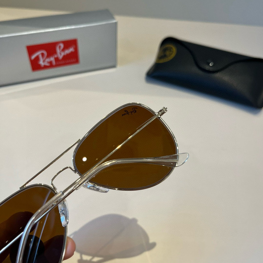 💰130¥
雷朋(RayBan)经典飞行镜系列
作为美国空军的标志之一,深受各大明星追捧始终引领世界潮流风向标,永不落时的风格、永无止境的灵感,一直在创新,从未被超越。
此款太阳镜不仅具有高性能和舒适度,高辨识度的泪滴状镜片更充分展现硬朗帅气,英姿飒爽的酷感型格。高清晰度镜片具有很高的冲击性和耐磨性,让人很难不爱