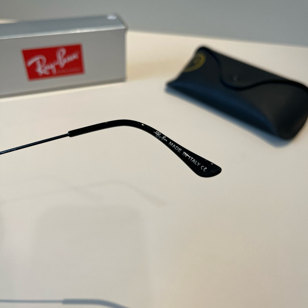 💰130¥
雷朋(RayBan)经典飞行镜系列
作为美国空军的标志之一,深受各大明星追捧始终引领世界潮流风向标,永不落时的风格、永无止境的灵感,一直在创新,从未被超越。
此款太阳镜不仅具有高性能和舒适度,高辨识度的泪滴状镜片更充分展现硬朗帅气,英姿飒爽的酷感型格。高清晰度镜片具有很高的冲击性和耐磨性,让人很难不爱