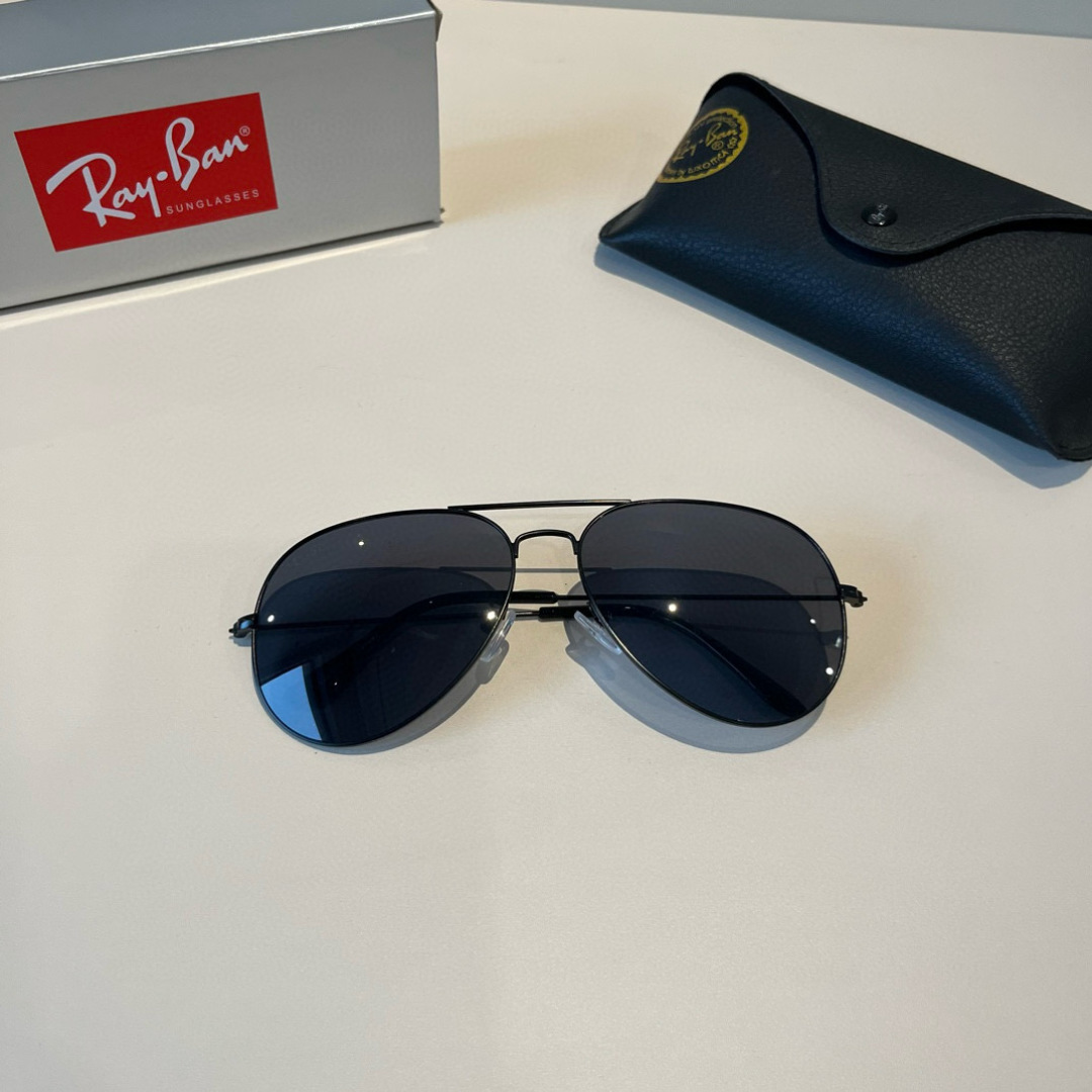 💰130¥
雷朋(RayBan)经典飞行镜系列
作为美国空军的标志之一,深受各大明星追捧始终引领世界潮流风向标,永不落时的风格、永无止境的灵感,一直在创新,从未被超越。
此款太阳镜不仅具有高性能和舒适度,高辨识度的泪滴状镜片更充分展现硬朗帅气,英姿飒爽的酷感型格。高清晰度镜片具有很高的冲击性和耐磨性,让人很难不爱