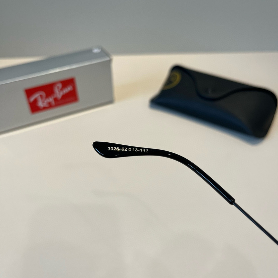 💰130¥
雷朋(RayBan)经典飞行镜系列
作为美国空军的标志之一,深受各大明星追捧始终引领世界潮流风向标,永不落时的风格、永无止境的灵感,一直在创新,从未被超越。
此款太阳镜不仅具有高性能和舒适度,高辨识度的泪滴状镜片更充分展现硬朗帅气,英姿飒爽的酷感型格。高清晰度镜片具有很高的冲击性和耐磨性,让人很难不爱