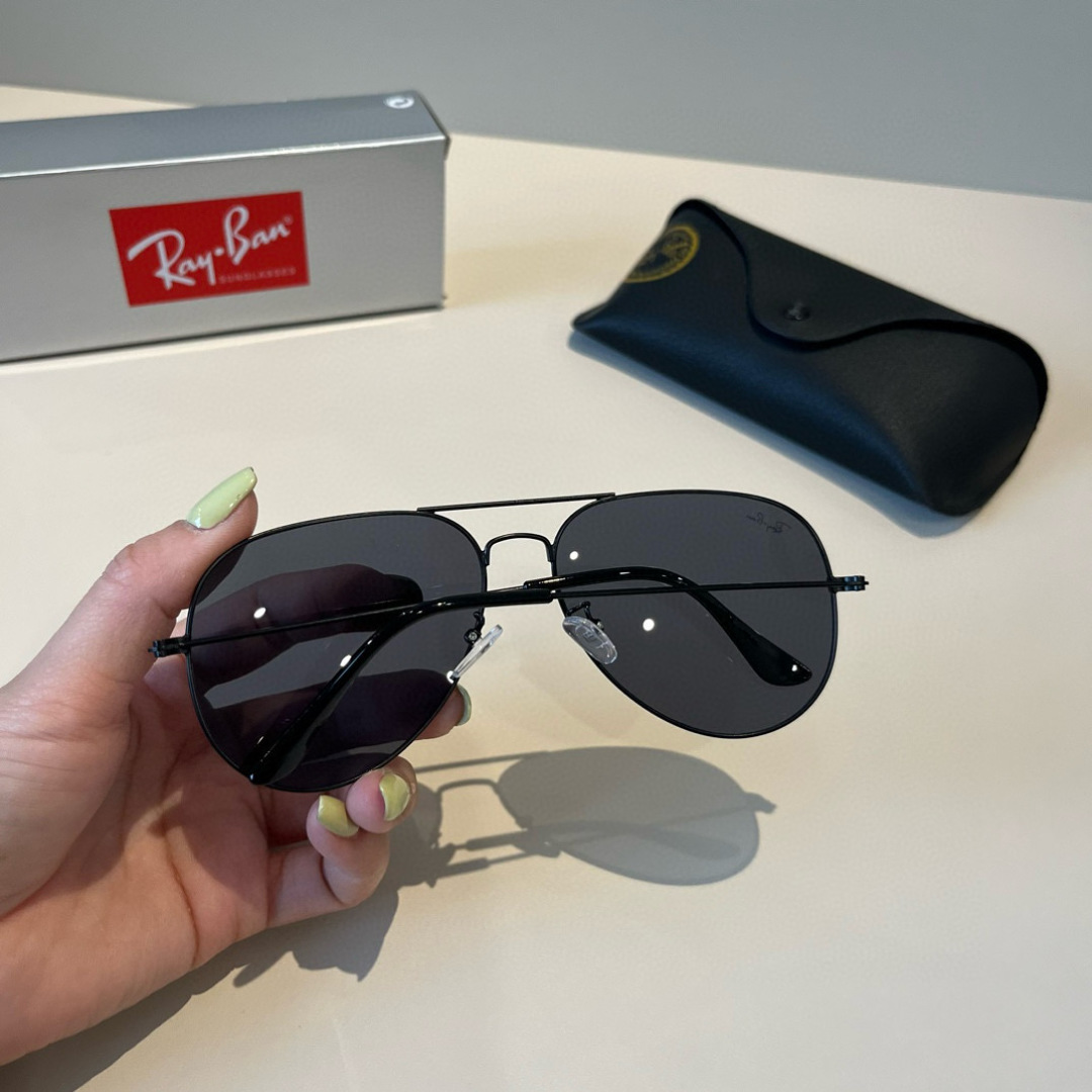💰130¥
雷朋(RayBan)经典飞行镜系列
作为美国空军的标志之一,深受各大明星追捧始终引领世界潮流风向标,永不落时的风格、永无止境的灵感,一直在创新,从未被超越。
此款太阳镜不仅具有高性能和舒适度,高辨识度的泪滴状镜片更充分展现硬朗帅气,英姿飒爽的酷感型格。高清晰度镜片具有很高的冲击性和耐磨性,让人很难不爱