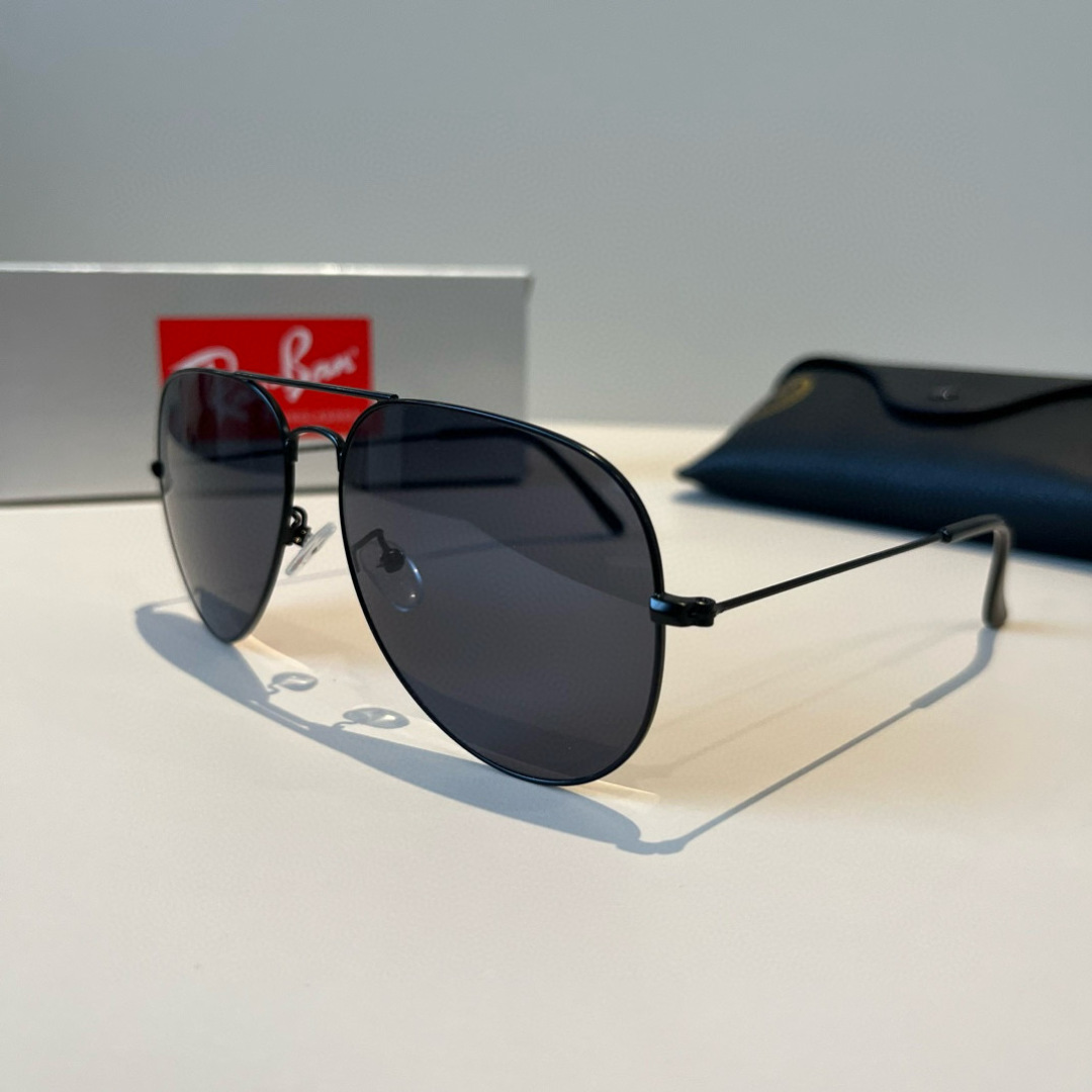 💰130¥
雷朋(RayBan)经典飞行镜系列
作为美国空军的标志之一,深受各大明星追捧始终引领世界潮流风向标,永不落时的风格、永无止境的灵感,一直在创新,从未被超越。
此款太阳镜不仅具有高性能和舒适度,高辨识度的泪滴状镜片更充分展现硬朗帅气,英姿飒爽的酷感型格。高清晰度镜片具有很高的冲击性和耐磨性,让人很难不爱