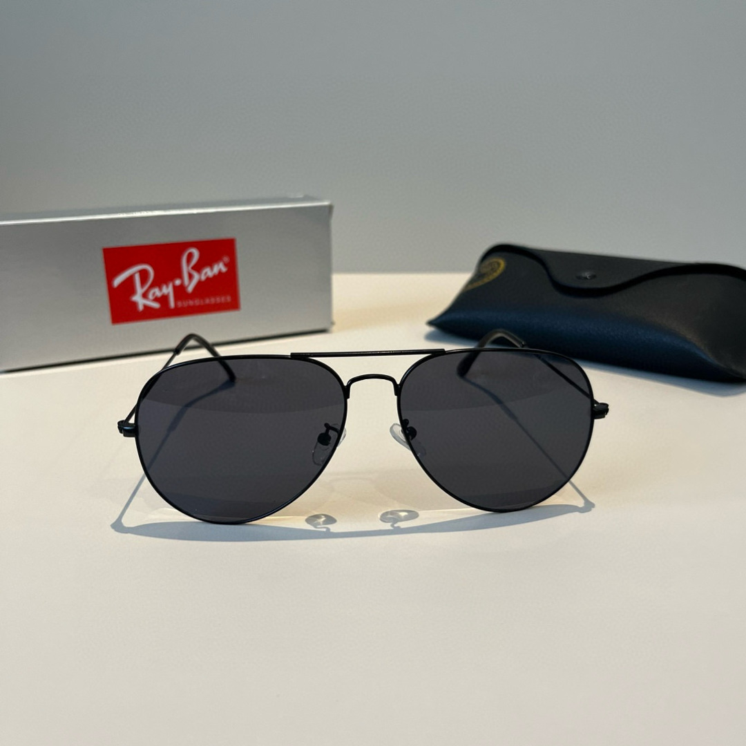 💰130¥
雷朋(RayBan)经典飞行镜系列
作为美国空军的标志之一,深受各大明星追捧始终引领世界潮流风向标,永不落时的风格、永无止境的灵感,一直在创新,从未被超越。
此款太阳镜不仅具有高性能和舒适度,高辨识度的泪滴状镜片更充分展现硬朗帅气,英姿飒爽的酷感型格。高清晰度镜片具有很高的冲击性和耐磨性,让人很难不爱
