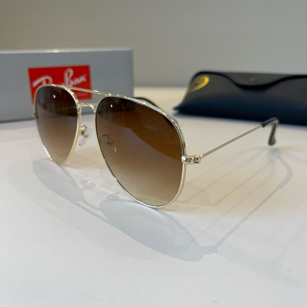 💰130¥
雷朋(RayBan)经典飞行镜系列
作为美国空军的标志之一,深受各大明星追捧始终引领世界潮流风向标,永不落时的风格、永无止境的灵感,一直在创新,从未被超越。
此款太阳镜不仅具有高性能和舒适度,高辨识度的泪滴状镜片更充分展现硬朗帅气,英姿飒爽的酷感型格。高清晰度镜片具有很高的冲击性和耐磨性,让人很难不爱