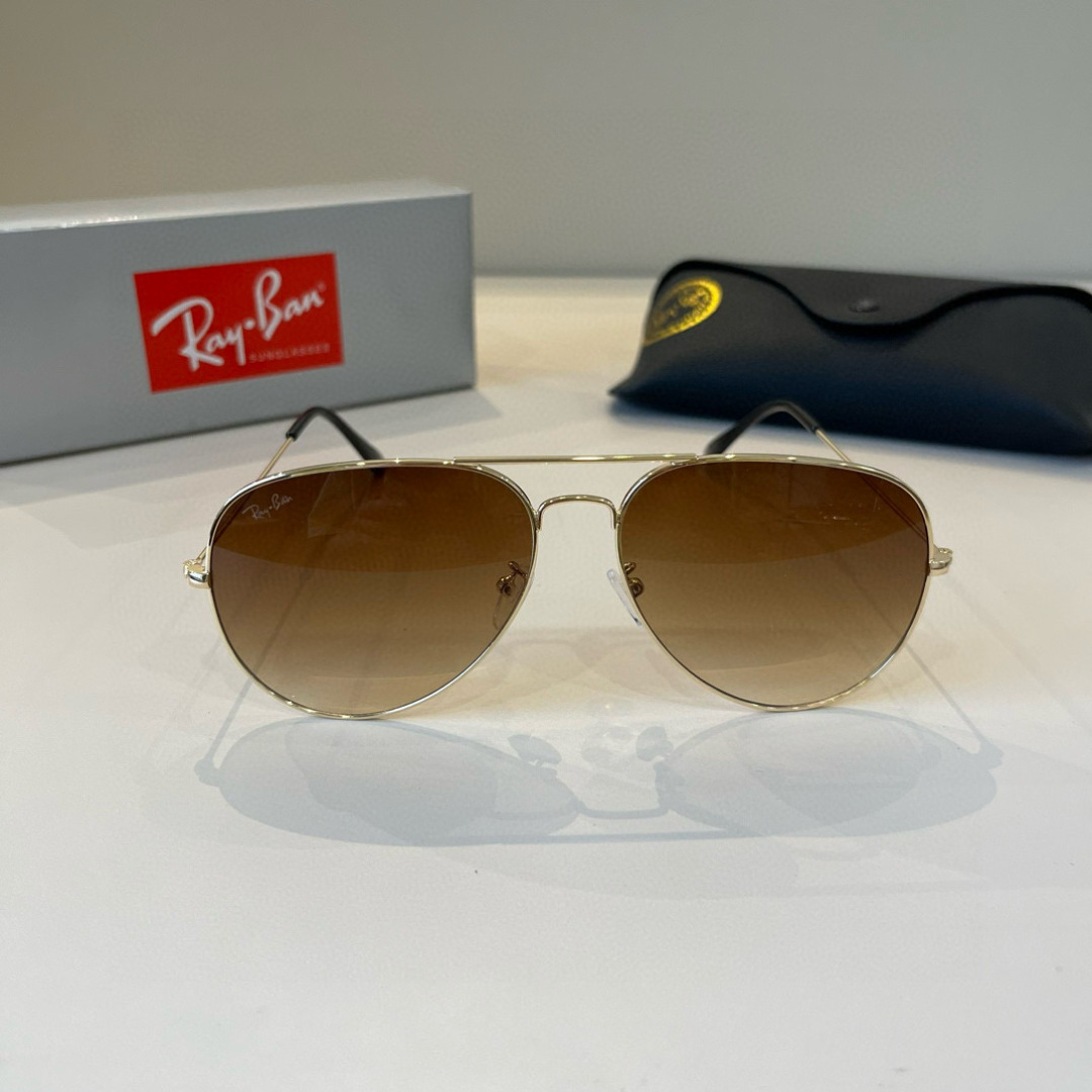 💰130¥
雷朋(RayBan)经典飞行镜系列
作为美国空军的标志之一,深受各大明星追捧始终引领世界潮流风向标,永不落时的风格、永无止境的灵感,一直在创新,从未被超越。
此款太阳镜不仅具有高性能和舒适度,高辨识度的泪滴状镜片更充分展现硬朗帅气,英姿飒爽的酷感型格。高清晰度镜片具有很高的冲击性和耐磨性,让人很难不爱