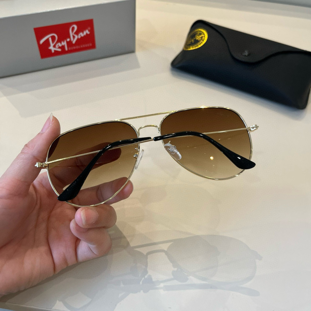 💰130¥
雷朋(RayBan)经典飞行镜系列
作为美国空军的标志之一,深受各大明星追捧始终引领世界潮流风向标,永不落时的风格、永无止境的灵感,一直在创新,从未被超越。
此款太阳镜不仅具有高性能和舒适度,高辨识度的泪滴状镜片更充分展现硬朗帅气,英姿飒爽的酷感型格。高清晰度镜片具有很高的冲击性和耐磨性,让人很难不爱