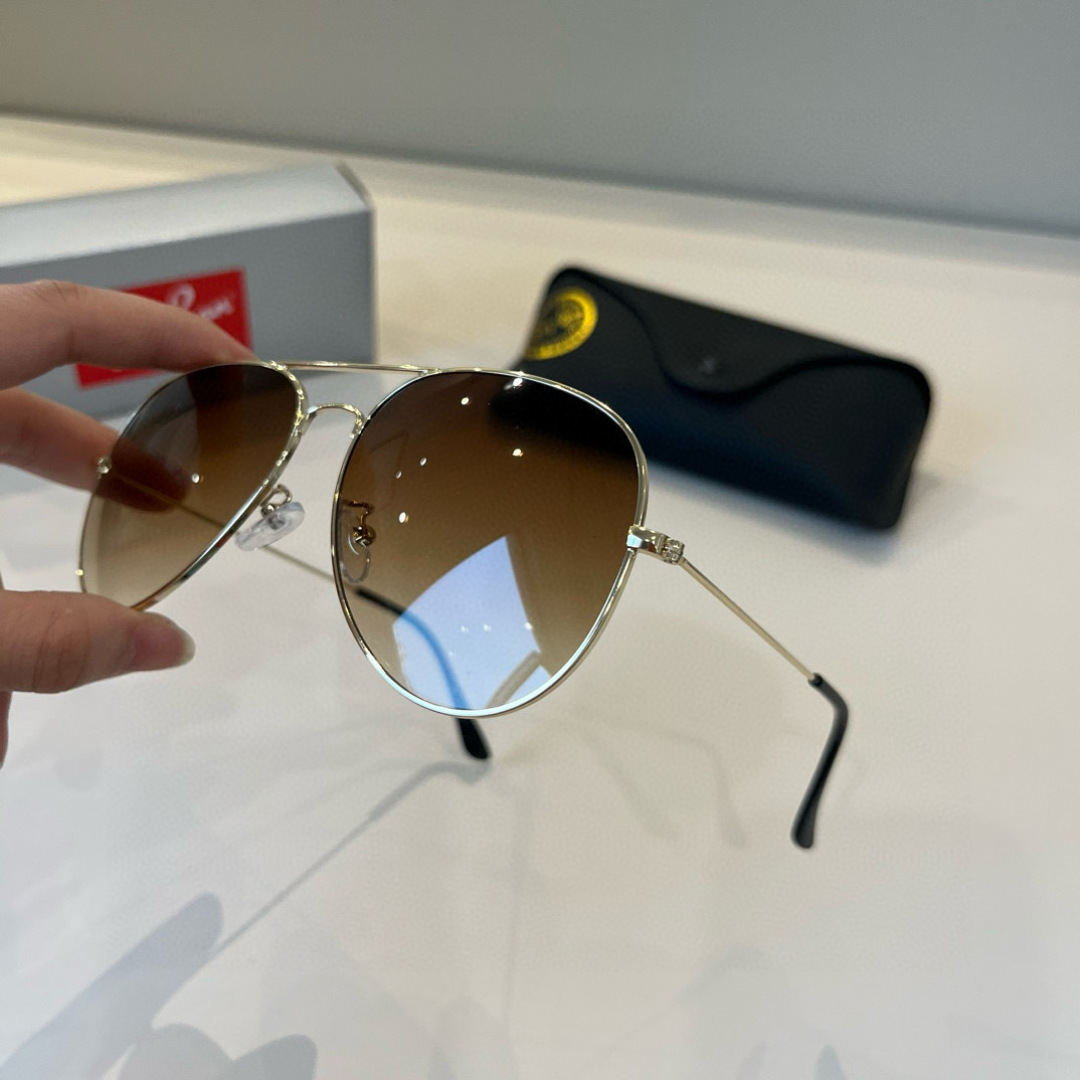 💰130¥
雷朋(RayBan)经典飞行镜系列
作为美国空军的标志之一,深受各大明星追捧始终引领世界潮流风向标,永不落时的风格、永无止境的灵感,一直在创新,从未被超越。
此款太阳镜不仅具有高性能和舒适度,高辨识度的泪滴状镜片更充分展现硬朗帅气,英姿飒爽的酷感型格。高清晰度镜片具有很高的冲击性和耐磨性,让人很难不爱